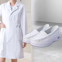 Zapatos informales que cuidan el paso blanco en la cocina ligera cómoda de EVA de los mocasines antideslizantes