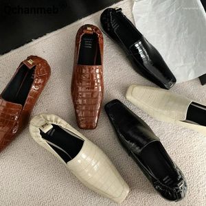 Chaussures décontractées Ochanmeb Femmes Livrages en cuir authentiques Modèle de peau crocodile Slip-on Fou femme beau confort quotidien appartements beige