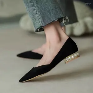 Chaussures décontractées Office talon bas élégant pour les femmes Black Femme Footwear Pearl Pointed Toe Mocasins Robe sur promotion élégante