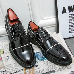 Chaussures décontractées Personnalités Men de la mode en cuir robe jeune chaussures adolescentes British Style Business Man Derby