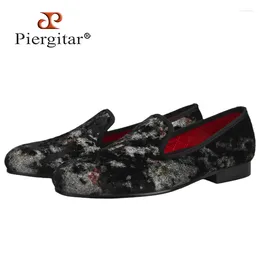 Casual schoenen piergitar 2024 aankomst kleurrijke afdrukken ontwerpen zwart fluwelen mannen slip-on loafers fashipin show en feest mannelijke flats plus size