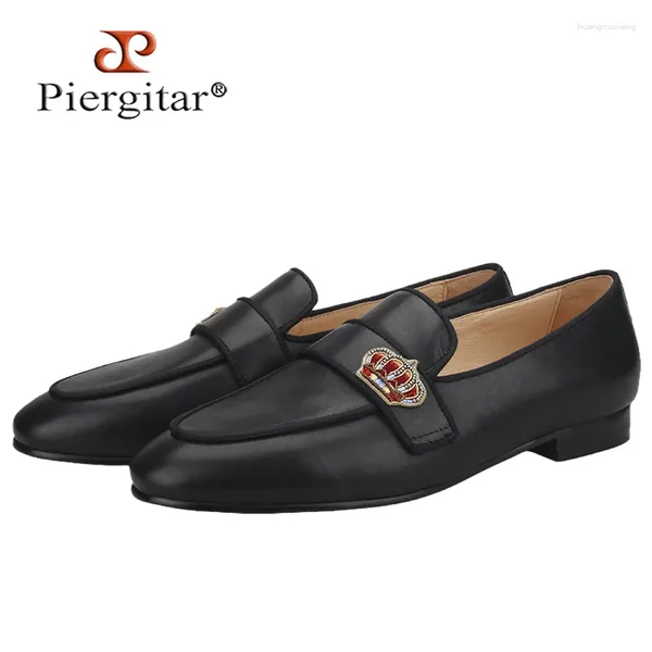 Zapatos informales Piergitar 2024 Menores de cuero genuino de piel de becerro Handmaded Crown Buckle Men's Smoking Slippers para fiesta y banquete