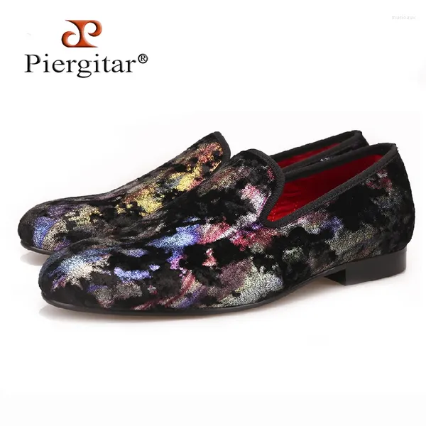 Zapatos casuales Piergitar 2024 Diseños de estampados coloridos Men Velvet Fashion Fashion and Club Lofo Mayers Big Size Slippers Smoking Spohers