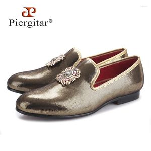 Chaussures décontractées Piergitar 2024 Handmade Men Gold Pu avec Cross Charm plus taille de mocassins pour hommes et robe de mariée