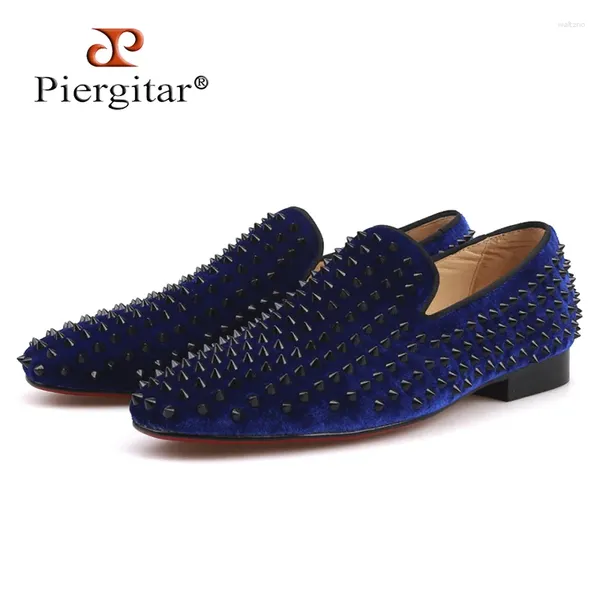 Zapatos informales Piergitar 2024 Hombres hechos a mano Velvet con fiesta de moda de espiga negra y mocasines de boda estilo italiano zapatillas para fumar