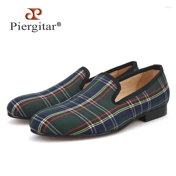 Chaussures décontractées Piergitar 2024 Scotch Plaids tissu Hommes faits à la main Banquet Red and Green Banquet Prom Flats Plus taille