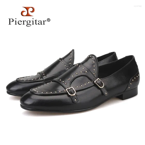 Chaussures décontractées Piergitar 2024 Couleurs noires véritables hommes en cuir avec design à pois mariage et banquet mocassins pour hommes