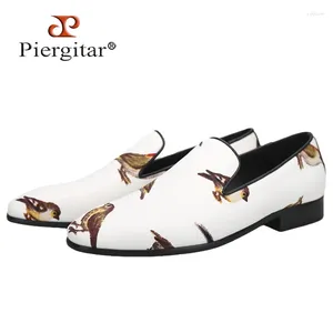 Chaussures décontractées Piergitar 2024 Couleur blanche Satin Locs pour hommes avec une fête de mode d'impression d'oiseau et des banquet Men de pantoufles et de taille plus