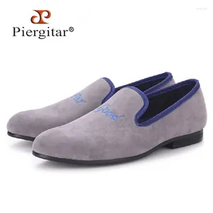 Casual schoenen piergitar mode handgemaakte mannen grijze kleur fluweel geborduurd verschillende woorden prom en banket loafers flats