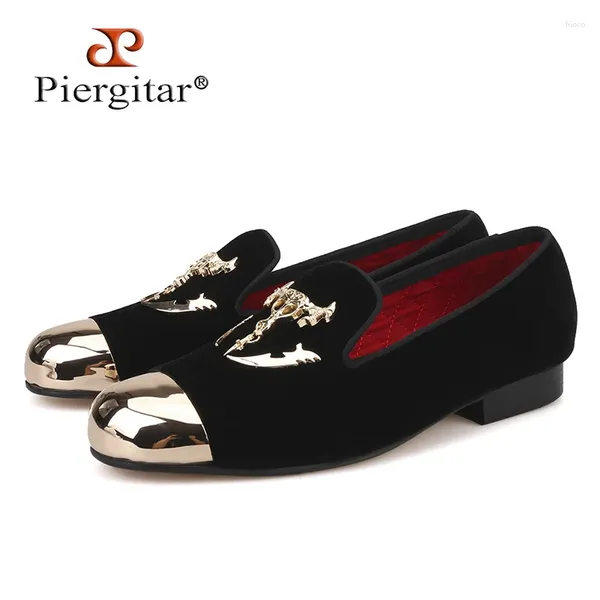 Zapatos casuales Piergitar Men Velvet negro con hebilla de calavera y mocasines británicos de estilo dorado