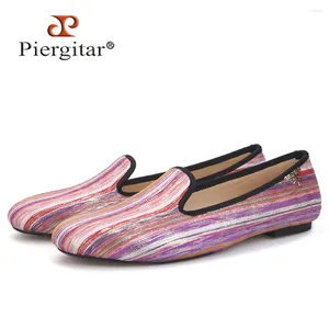 Chaussures décontractées Piergitar spécial couleurs mélangées tissus faits à la main femmes avec charme en métal chaussures plates pour femmes mocassins de bal