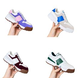 Casual schoenen Platform Sneakers in leer Lage damesschoen T Basket sneaker Trainers Designer Witte reliëf maxi rubberen kiezelstenen Dames mooi zapato