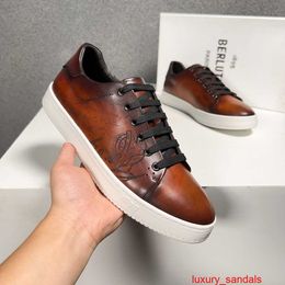 Chaussures décontractées Playtime Scritto Leather Sneaker Berlut's New Men's Calf Leather Brushed Low Top Sports Shoes Scritto Pattern Retro Fashion Casual Shoes HB34