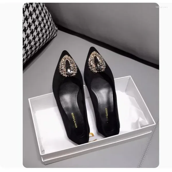 Zapatos informales Rhinestones puntiagudos de tacón bajo fragancia pequeña fragancia plana de gamuza negra brote de boca suave mocasines de fondo suave