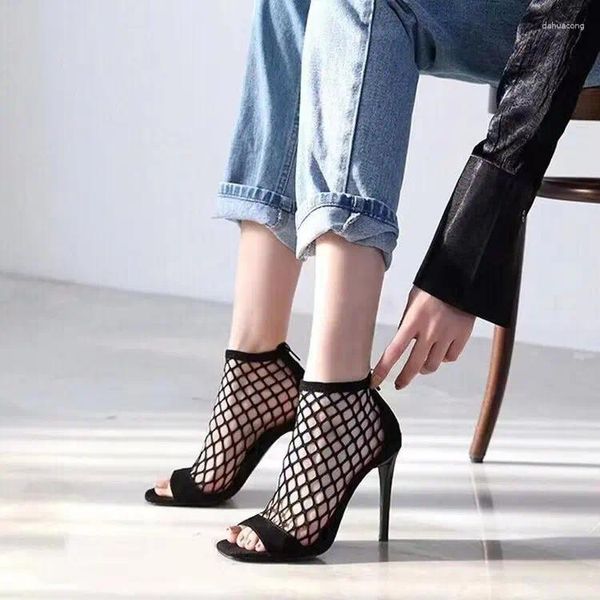 Chaussures décontractées pompes Black Patent Shoe Talon femme grande taille creux orteil rond Slip on Sandales sexy 2024 chaussures à lacets extérieures