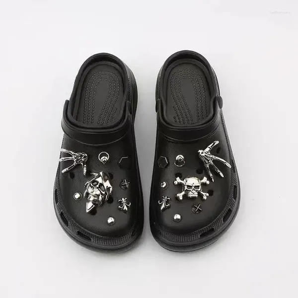 Chaussures décontractées punk goth crâne en métal charmes de plate-forme de plate-forme de plate-forme eva sandals ladie glisses femmes d'été épais semelle rétro de rivet mode