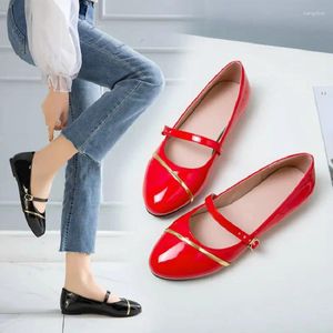 Casual schoenen Qplyxco 2024 Patent Pu Leather Round Toe Woman Ballet Flats Women Dance Ballerina Mary Janes Big Size 50 52