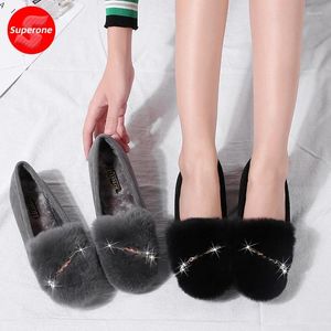 Chaussures décontractées Real fourrure Fémirations pour femmes modes à fourrure en peluche de grande taille pour dames cristales mocassins Coton Fleilles