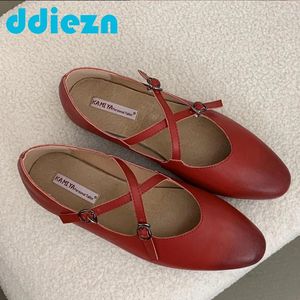 Zapatos casuales de moda roja damas mary janes lolita hembra calzado de punta puntiaguda 2024 ballet ballet de primavera resbalando para mujeres baile