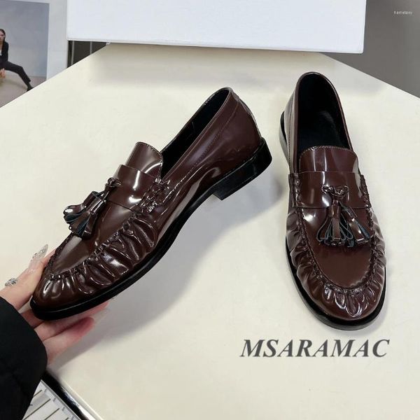 Zapatos casuales colgante de cuero marrón oscuro de cuero decorado decorado de mocasines planos reales dedo redondo conductor de mujeres para todas las estaciones