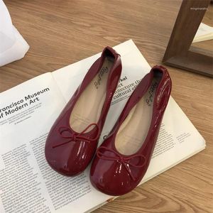 Zapatos casuales retro rojo comodidad mocasines para mujeres planos de ballet de cuero suave de patente 2024 blanco dedo redondo rojo bowknot básico