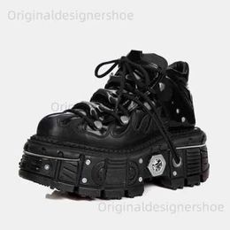 Chaussures décontractées Retro Rock Couple Bottes pour hommes et femmes 2023 Nouvelles chaussures en cuir punk foncées Chaussures de plate-forme de niche en métal pour femmes 44 45 T240409