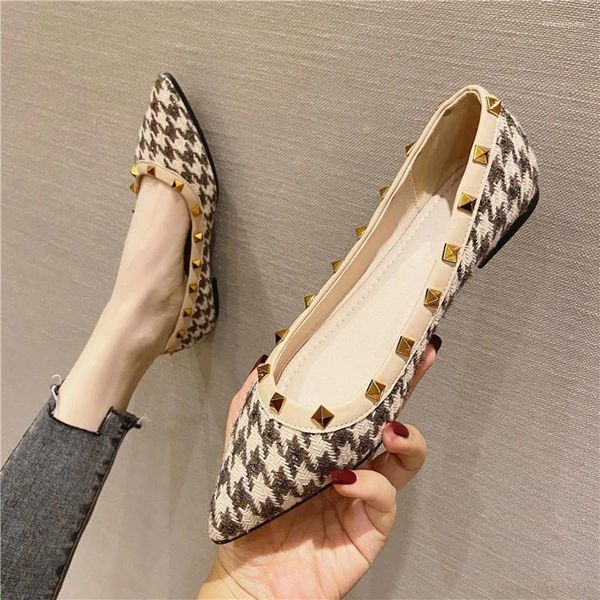 Chaussures décontractées Rivet Point Toe Femmes peu profondes Zapatos de Mujer Spring / Automne Muis de cuir PU Slip sur les appartements de base