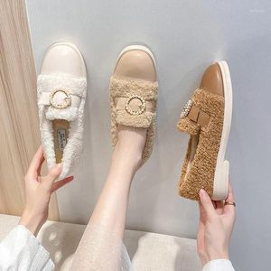 Chaussures décontractées Round Pearl Buckle Lambfur Fémers Femmes Patchwork en cuir Moccasins avec des espadrilles de fourrure d'hiver en peluche chaude 43