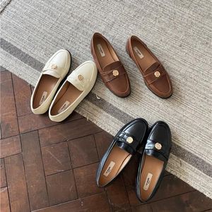 Chaussures décontractées orteil rond en métal fleur en cuir de la mode Couvrer le talon Slip sur les plats Summer Soft Sole Zapatos Mujer