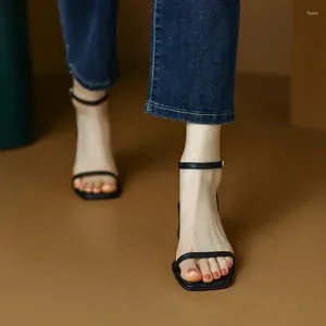 Chaussures décontractées Talons blancs en caoutchouc avec design haut de design petite plate-forme sexy sandales à orteils carrés Les femmes portent des bottes en été
