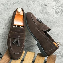 Zapatos informales que venden mocasines para hombres Europa América de alta calidad de cuero de gamuza versátiles al aire libre entrega gratuita