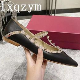 Chaussures décontractées Sexy en cuir verni sandales plates véritable bout pointu femmes robe Rivet décor été confort fête à la main