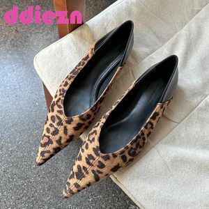 Zapatos casuales de moda de moda a la superficie Mary Janes Barco Femenino Panado de calzado de punta puntiaguda 2024 Leopardo Slip on Women Dance