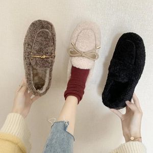 Chaussures décontractées Slip on Furry Femmes Bottes d'hiver 2024 Flocks à une pédale Coton pour femmes plates pour garder des pantoufles de chambre chaudes