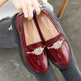 Chaussures décontractées Petite taille 33-43 Vintage britannique Slip sur strass en cuir verni femmes plates-formes plate-forme 2024 mocassins à talons moyens quotidiens