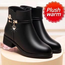 Chaussures décontractées en cuir souple pour femme, bottes d'hiver doublées de laine épaisse, véritable neige, plate-forme chaude en fourrure, 2024