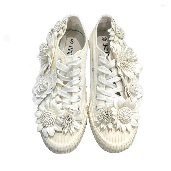 Zapatos informales, zapatillas suaves, zapatos planos con flores blancas, parte inferior de la rueda de lona, bonita punta redonda, parte superior baja con cordones, vulcanizados para primavera