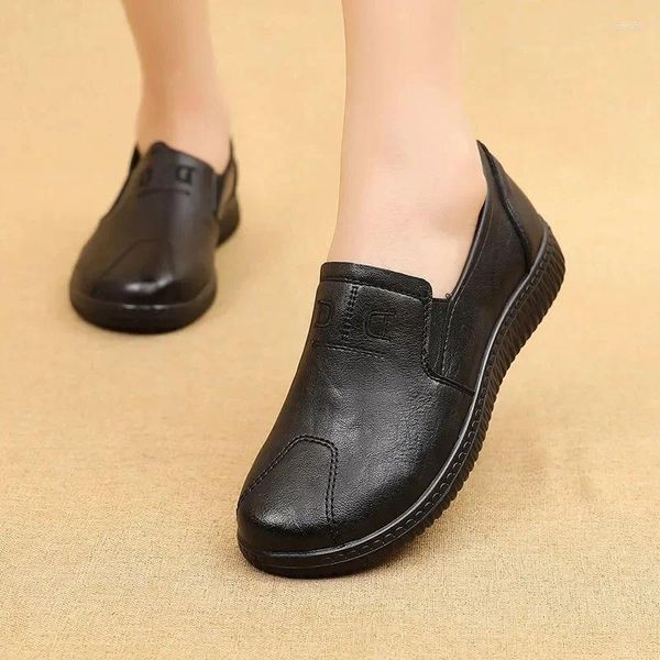 Chaussures décontractées en cuir noir solide pour femmes, printemps, bout rond doux, chaussures plates simples pour l'extérieur