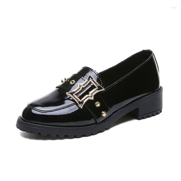 Zapatos informales de charol negro liso para mujer, zapatos planos Oxford con remaches y hebilla de Metal, plataforma sin cordones de talla grande