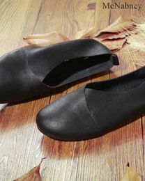 Zapatos informales de primavera y otoño de la moda retro de mujeres hechas a mano de la mano del tacón bajo del dedo del pie del pie del pie del pie suave suave boca poco profunda