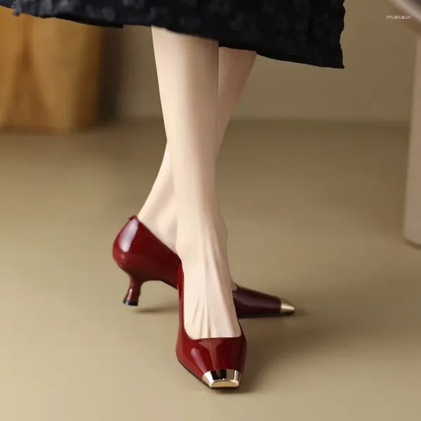 Chaussures décontractées printemps et automne en cuir sincère laquer rouge haut talons hauts en métal carré tête mince femme