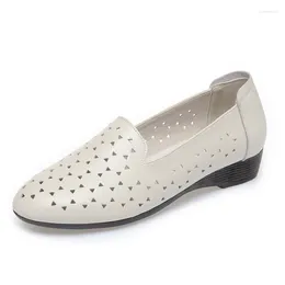 Chaussures décontractées printemps et automne Openwork Hollow Talon à talons âgés d'âge moyen Mère âgée en tant que single de femmes de grande taille peu profonde