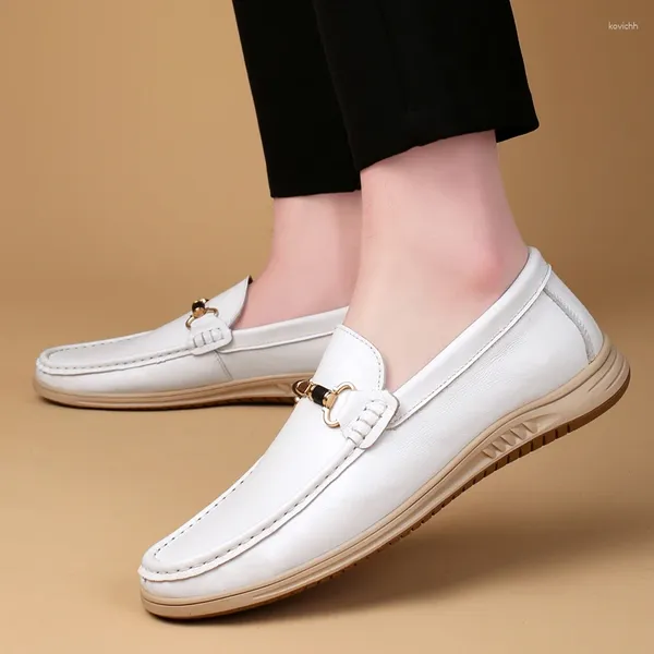 Zapatos casuales de mocasines blancos de primavera y otoño de cuero de alta calidad de hebilla de metal gruesa de alta calidad de lujo