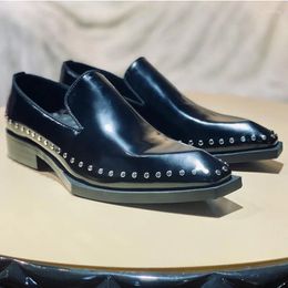 Chaussures décontractées printemps et été en forme de fond en peau de vache manchon de pied riveté en cuir mode grand plat hommes Lefu