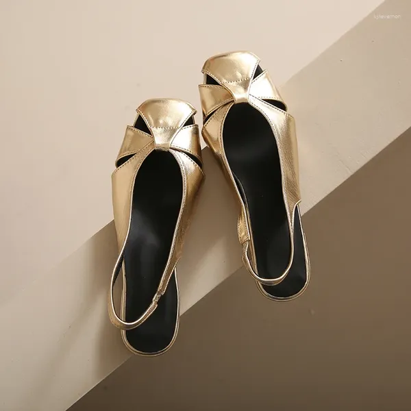 Zapatos informales Sandalias de cabeza de cuero suave de primavera y verano Las mujeres usan plano después de tropezar con el temperamento de plata de oro cuadrado