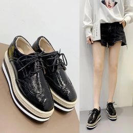 Casual schoenen Lente Herfst Britse stijl dames vierkante neus Lakleer Oxfords plat platform brogue OULYYYOGO