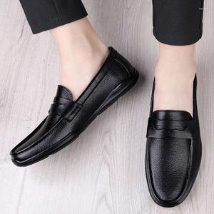 Chaussures décontractées Men de luxe pour hommes de printemps pour habiller la mode authentique mocassin en cuir shollow out des mocassins formels