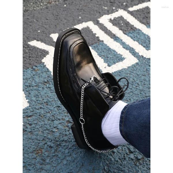 Zapatos casuales Primavera Verano Punta cuadrada para hombres con cadena de plata desmontable Moda Hombre joven Oxfords Estilo de metal