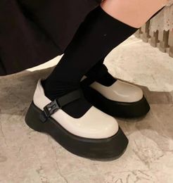 Chaussures décontractées de printemps à semelle épaisse pour femmes, plate-forme à bouche peu profonde, Style universitaire anglais, boucle à une ligne, 2024