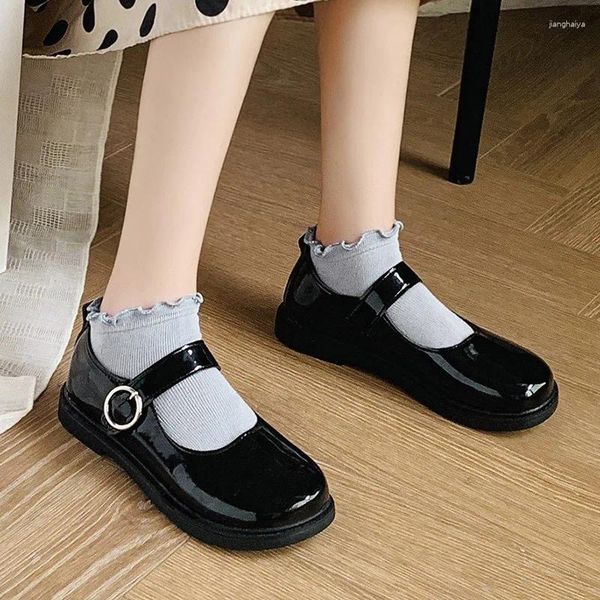 Zapatos casuales Mujeres de primavera Flats Black Mary Janes Patente de cuero Lolita Lolita Toe Girls Strap Store Ladies Shoe 8896N